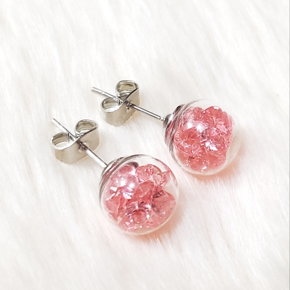 1 pair of beautiful earrings Light Pink😍 Free cute boxes and ribbons.